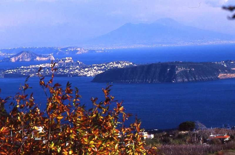 15-Vivara,Procida e il Vesuvio,8 dicembre 2003.jpg